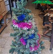 Árbol de navidad con todas sus luces, adornos y guirnaldas, 125 cm de alto - Img 45842474