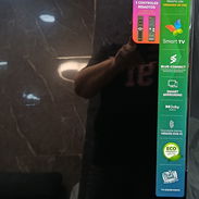 Tv de 43 pulgadas con barra de sonido Smart tv y demás propiedades las tiene todas en la foto con mando normal y de voz - Img 54532647