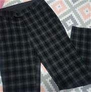 Vendo short de mezclilla, pantalón negro y dos blusas - Img 45811444