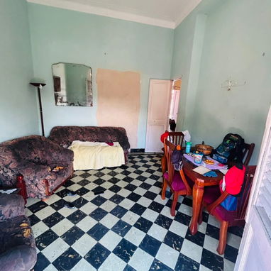 Apartamento en el tercer piso de un edificio capitalista en el Vedado , cerca de la Universidad de la Habana - 3/10
