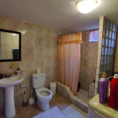 Casa Independiente de 4 Habitaciones con Apartamento Anexo en Miramar !!! - Img 125070832