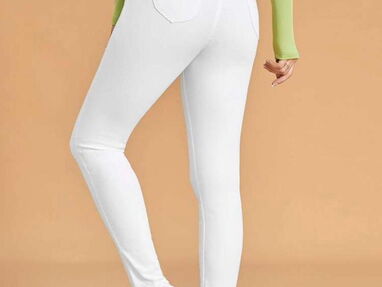 Explora la elegancia sin límites: Jeans altos skinny en negro y blanco, garantizando estilo y versatilidad - Img 57530057