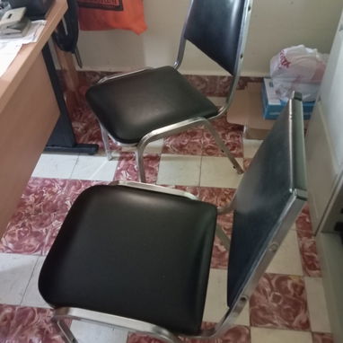 Vendo butaca de oficina importada de uso de color gris con ruedas y 2 sillas. - Img 127524146