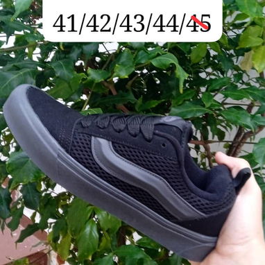 Tenis Vans blanco  40 usd  : Vans gris 40 USD   Vans negro 40 USD  Vans clásico 40 USD - 3/4