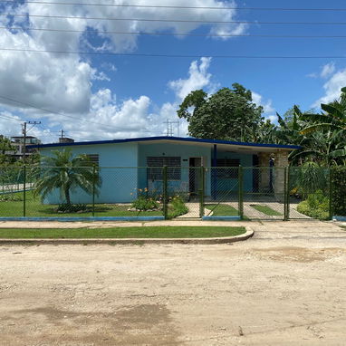 Casa esquina en Fontanar muy cerca de la entrada principal, 800m2 total, patio colinda con la ave principal. - Img 123967531