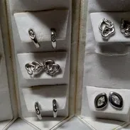Excelentes y bonitos aretes marca francesa Pierre Cardin, Nuevos - Img 51325724