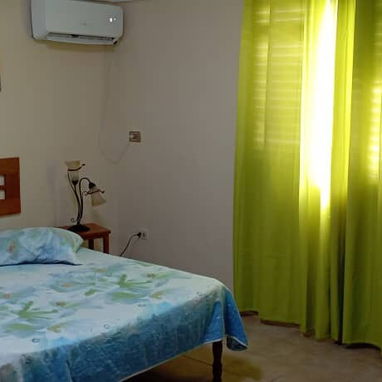 ¡APARTAMENTO DE LUJO EN CUBA! 🌴 3 Habitaciones, 3 Baños Privados, AC, Cocina Equipada. IDEAL GRUPOS/FAMILIAS. - Img 121650525
