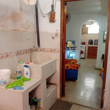 "$22.000usd AJUSTABLES. En venta  hostal (BAJOS) en Centro Habana  Posibilidad de parqueo detras de la casa. - 5/10