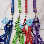 Este producto es un conjunto de arnés y correa para mascotas, ideal para perros pequeños o gatos. - Img 53910868