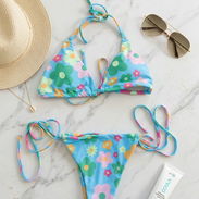 Trusa bikini estampado floral retro, talla XS. Diseño juvenil en tonos pasteles y fondo azul claro. - Img 56098090