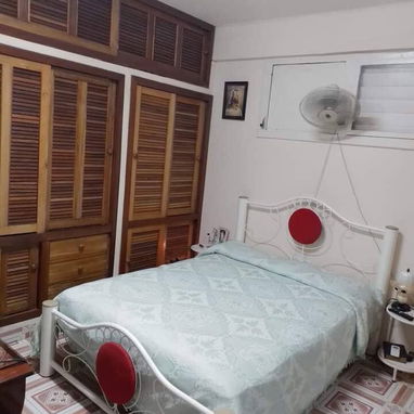 Venta de apartamento en bajos Vedado con jardín 2 cuarto y 2 baños 50mil usd 53582376 - 4/9