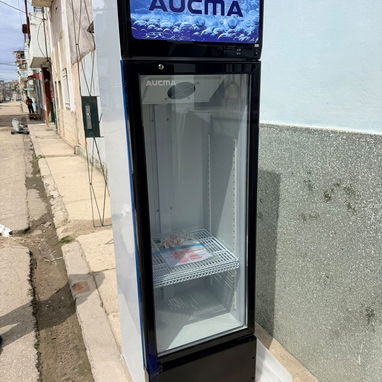 Exibidora de 7 pies marca Aucma con llave - 2/2