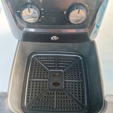 Freidora de aire 5.5L marca EKO de uso trabajando al 100 - 3/5