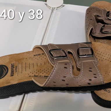 zapatos negros cerrados de tacón, SANDALIAS Y TENIS - 4/9