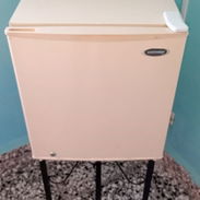 Minibar Daewoo en perfecto estado con su base de metal incluida 🧊✨ - Img 57293876