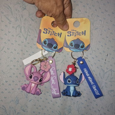 Par de Sandalias Stitch + 2 pares de Medias Stitch + 3 Llaveros Stitch - 4/4