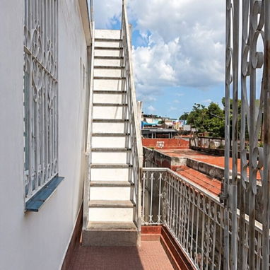 CASA EN VENTA EN HABANA PLAYA 2/4 GARAJE Y PLACA LIBRE. - 8/10