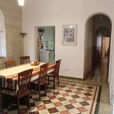 En venta casa de dos plantas, independiente en Miramar cercana a 7ma y 18. - Img 112963799