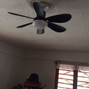 Ventilador de techo con lámpara incorporada de varias luces y varía la intensidad de las luces,tiene 3 velocidades. - Img 56917249