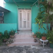 Bajos de biplanta 114m² de área total, entrada independiente,carporch, portal, sala, comedor 2½ hab 2 baños y 2 patios. - Img 55857974