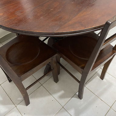 Vendo juego de comedor de caoba. Contactar con Isabela al 58264306. Más información por WhatsApp. - 3/7