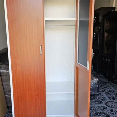 Escaparate metálico con puertas de madera. (ph) - 3/3