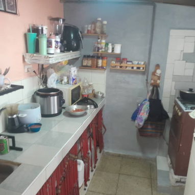 Vendo Son dos casas en una sola propiedad con salida intependientes , lo dejo todo menos el equipo y dos televisores - Img 118731104