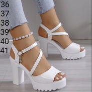 Tacones blancos altos - Img 56360408