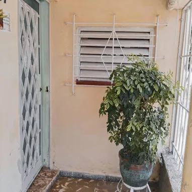 VENTA CASA INDEPENDIENTE CON PATIO LIBRE DE MÁS 100 METROS - Img 121218021