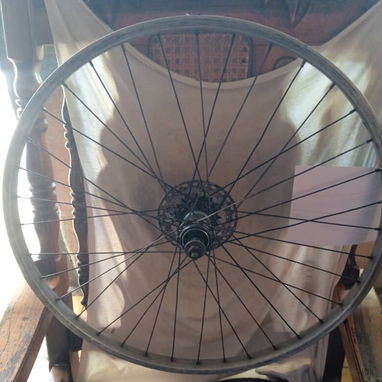 SE VENDE UNA LLANTA TRASERA DE BICICLETA DE ALUMINIO MONTADA EN CAJA DE BOLA 20 MIL CUP Y 2 CÁMARAS 26 BALÓN ANCHO 12MIL - 2/3