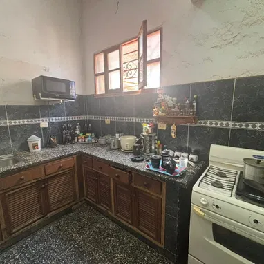 Casa amplia con garaje y enrrejada en el Vedado - Img 118574403