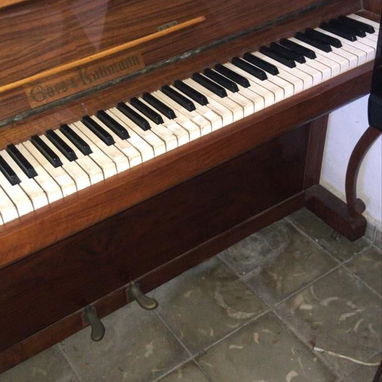 🎹 PIANO VERTICAL GORS AND KALLMAN – OPORTUNIDAD 🎹 Se vende hermoso Piano vertical Gors and Kallman, ideal para estudia - Img 110392748
