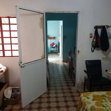 SE VENDE CASA de 1 habitación (Casa puerta de calle puntal alto, techo placa libre, teléfono fijo, gas de la calle, etc) - Img 124172635