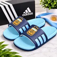 ¡NUEVAS! Chancletas "Adidas" Adilette Comfort – Selección de Argentina (AFA) 🇦🇷⚽ - Img 58022386