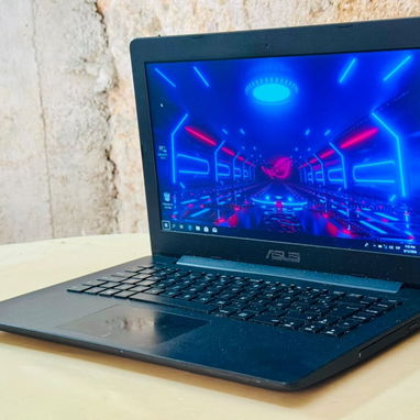Laptop Asus   Equipo confiable con rendimiento ideal para algunos juegos y trabajos de programación informática. - 2/4