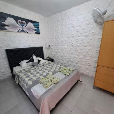 SE RENTA CASA DE 3 cuartos CON PISCINA A MEDIA CUADRA DE LA PLAYA DE GUANABO. 58858577 - 2/10