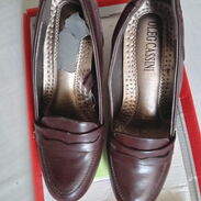Zapatos de tacón cerrado para dama Oleg Cassini color café. Número 37 - Img 44482507