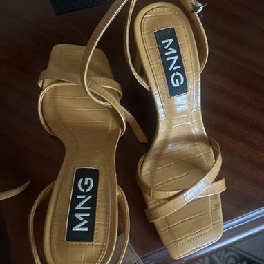 Sandalias marca Mango, ambas número 38 - Img 117830159