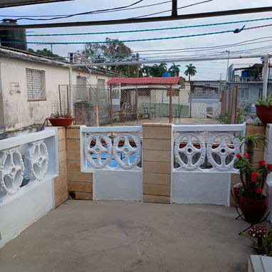 Se vende casa( ALTOS)de 4/4 en La Lisa Reparto Versalles - Img 115657618