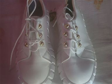 0000vendo zapatillas blancas de vestir para mujer - Img 69774282