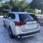 Carro en Miami para exportar Mitsubishi Outlander 2018 tres filas asiento caminando perfecto l+17868686936 - Img 55957461