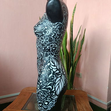 ELEGANTE TORSO ORNAMENTAL FEMENINO – ARTE EN BLANCO Y NEGRO - 4/4