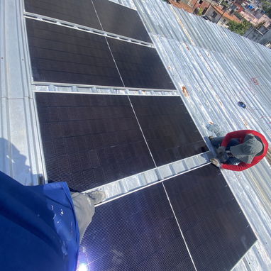 Montaje de paneles solares e inversores - 6/8