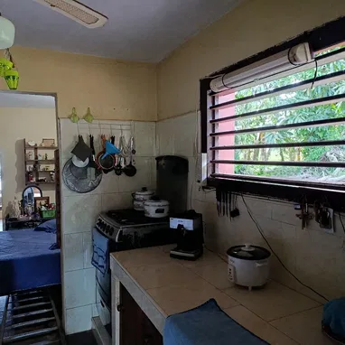 Se vende casa en Reparto Los Cocos en Boyeros con patio de tierra poseedor de árboles frutales. - Img 124987874