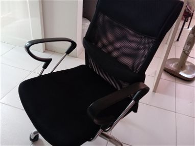 Vendo escritorio con silla giratoria - Img 67445010