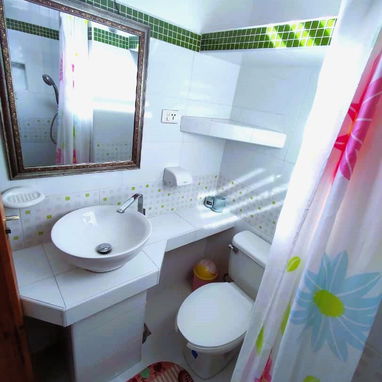 RENTO APARTAMENTO  EN PLAZA A UNA CUADRA DE LA UNIVERSIDAD DE LA HABANA( ZONA NO AFECTADA POR LA CORRIENTE) , DE DOS HAB - Img 123142114