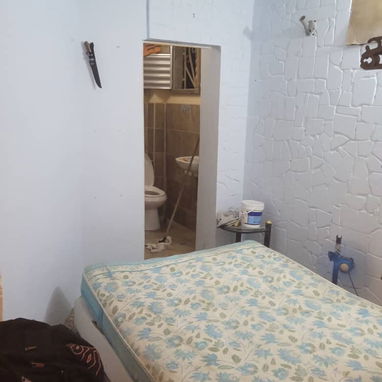 Venta de Casa en Centro Habana                    *CARACTERÍSTICAS*  * Puerta Calle * 3 Plantas * 3 cuartos * ⁠2 baños e - 7/9