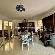 GG-170 ¡MAJESTUOSA CASA INDEPENDIENTE EN ESQUINA EN NUEVO VEDADO POR 350000! (5 CUARTOS, 5 BAÑOS, JARDÍN Y GARAJE) - Img 57554476