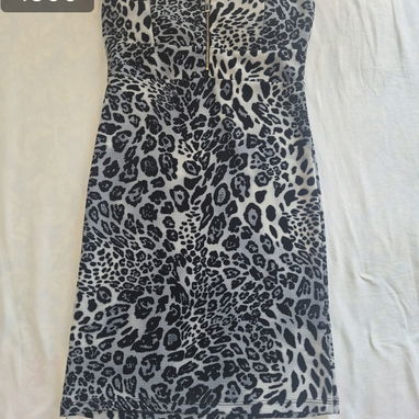 Vestidos de mujer de salir, nuevos, de muy poco  uso y de paca. De segunda mano. - 7/10