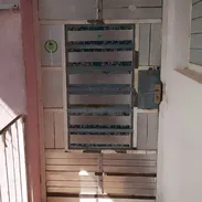 Vendo apartamento en Alamar micro x 6to piso, de sala grande ,balcón ,2 cuarto ,baño,cocina grande y patio . - Img 56278989